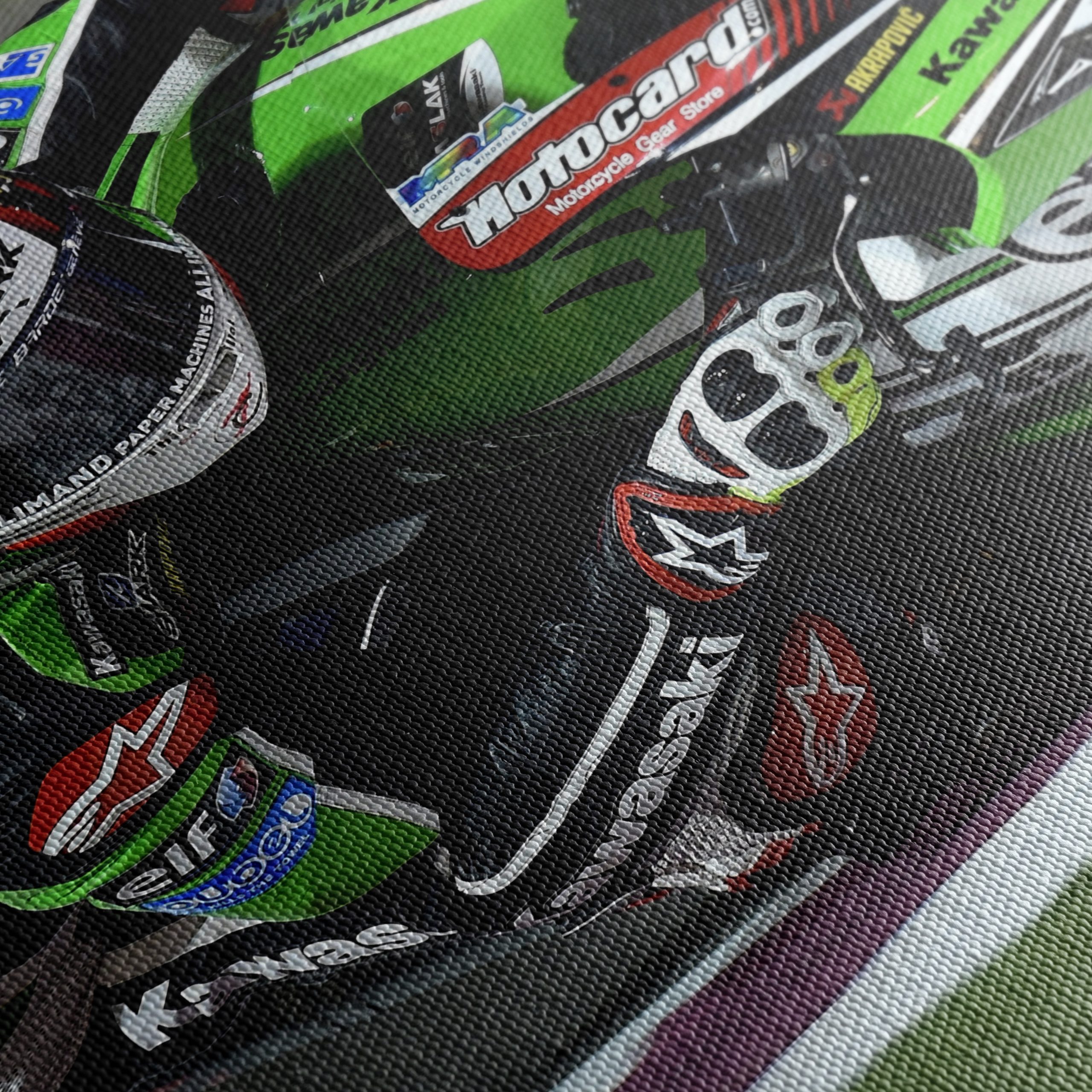 Dynamic Motorcycle Racing Action - Image 5