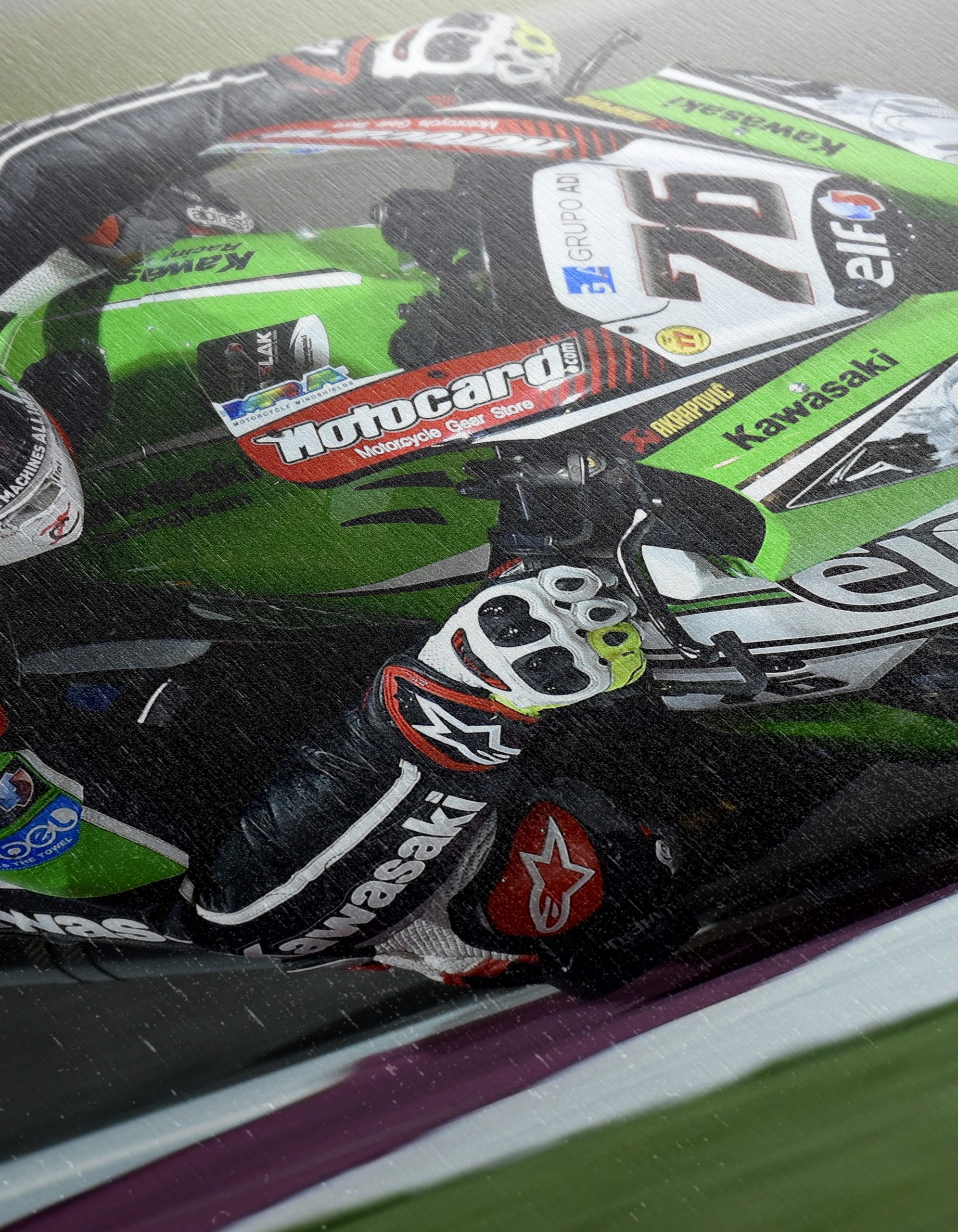 Dynamic Motorcycle Racing Action - Image 12