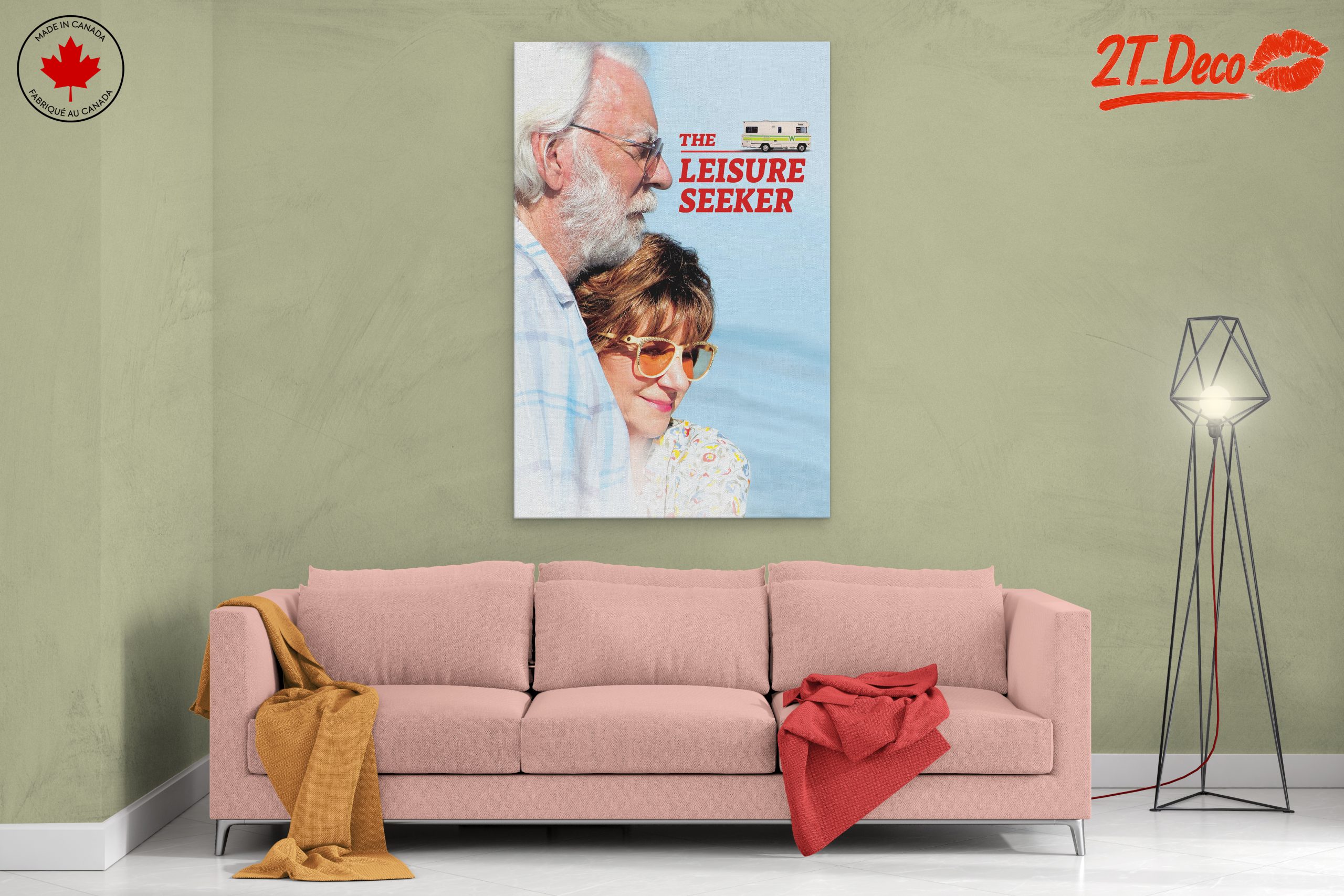 Romantic Couple Embracing in Leisure - Image 2