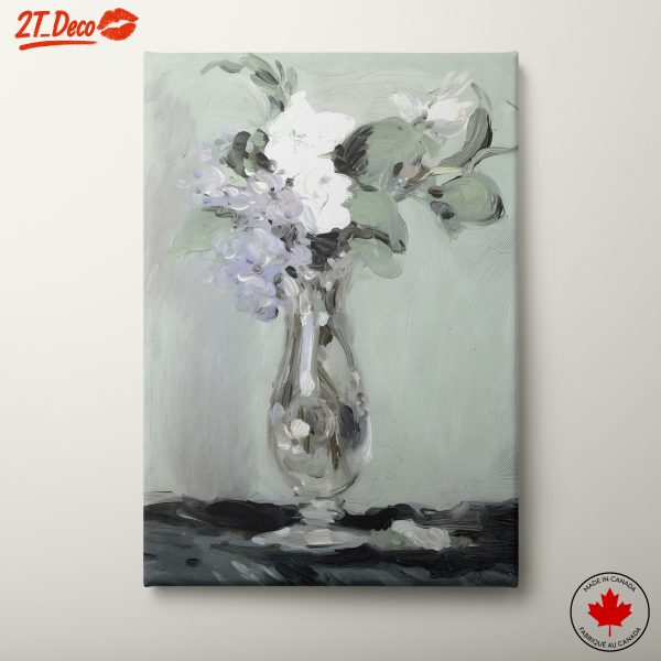 Elegant Floral Arrangement in Glass Vase 3